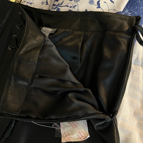 Wilson’s Black Leather Low-Rise Boot-Cut Pants with Lacing, Size 6 - Picture 4 of 6